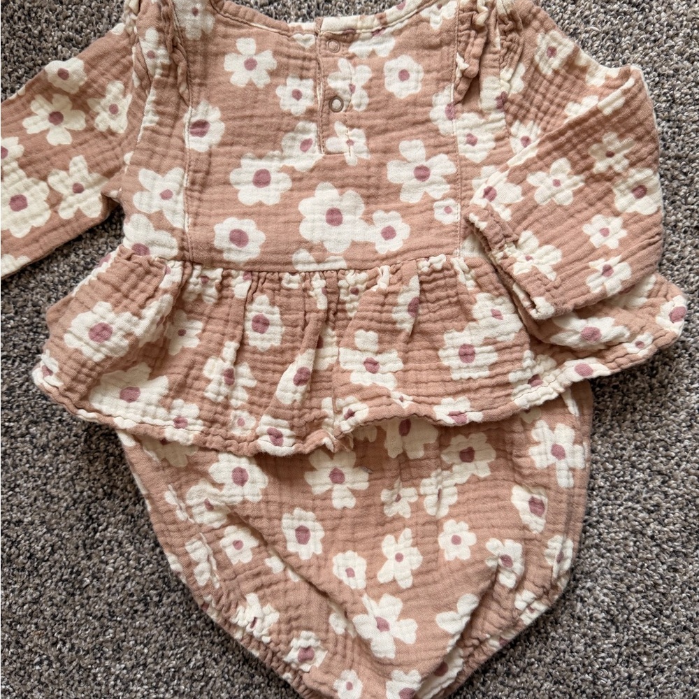 Grayson Collective 6-9m Bubble Romper - Picture 4 of 4